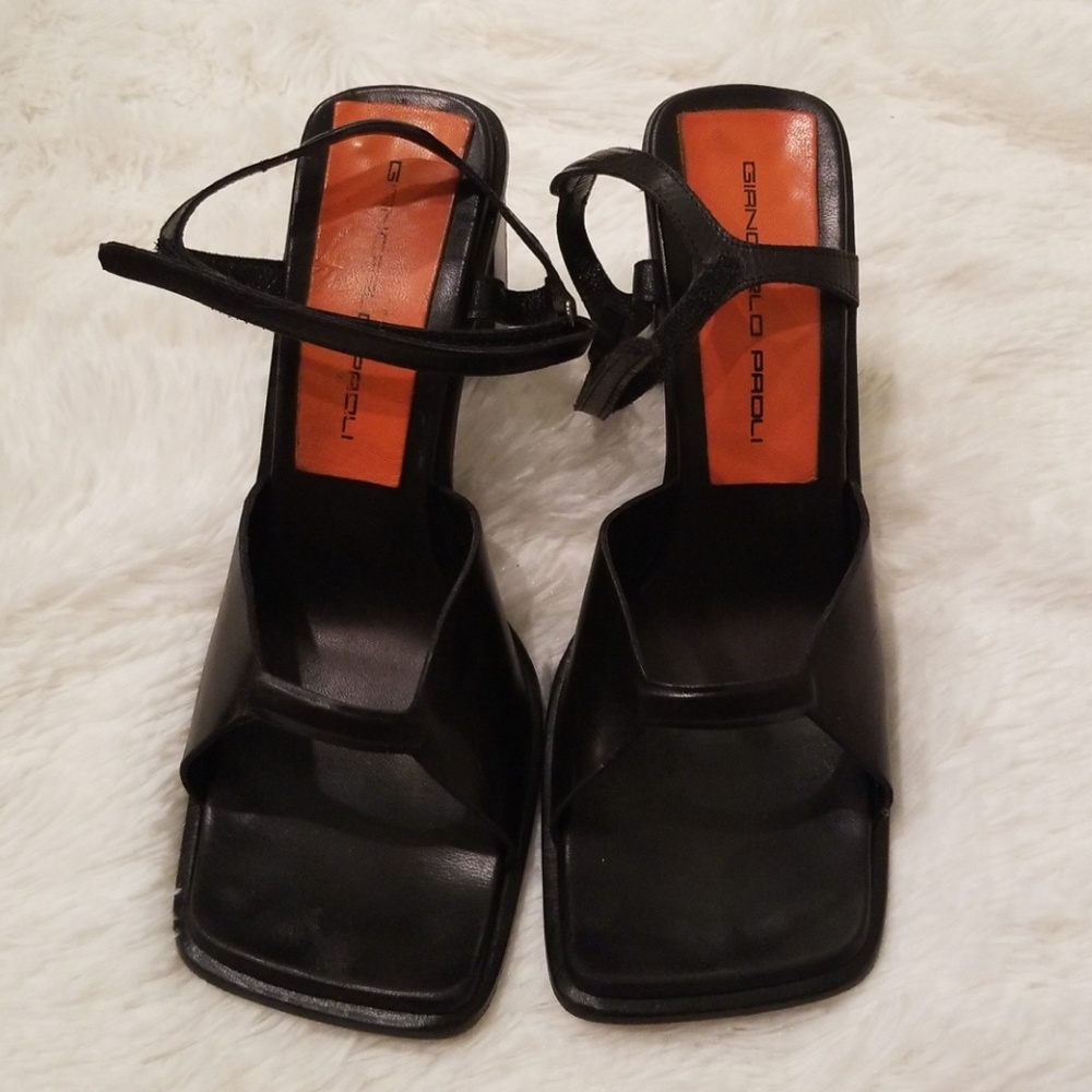 Shoe